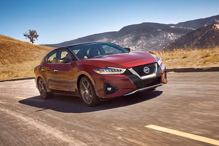 Ngoài Nissan Maxima bản đặc biệt, thế hệ 2021 của mẫu xe này tại thị trường Mỹ còn 3 phiên bản gồm SV, SR và Platinum. Các phiên bản S và SL ở đời cũ đã bị loại bỏ.