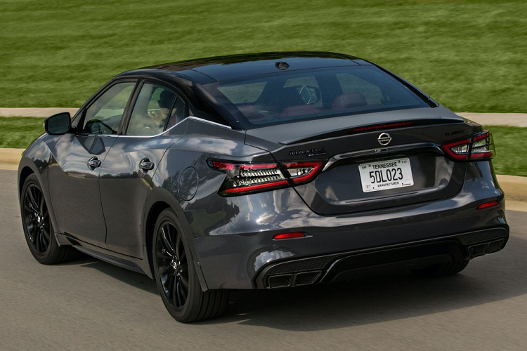 Thực chất, Maxima 40th Anniversary Edition được xây dựng từ bản Platinum với một số nâng cấp ở ngoại thất và nội thất. Ở bên ngoài, chiếc sedan bản đặc biệt có kiểu phối 2 tone màu gồm màu xám Ruby và màu đen của mui xe. Xe đi kèm bộ mâm hợp kim sơn đen bóng kích thước 19 inch, ống xả sơn đen, một số chi tiết trang trí màu đen và huy hiệu 40th Anniversary.