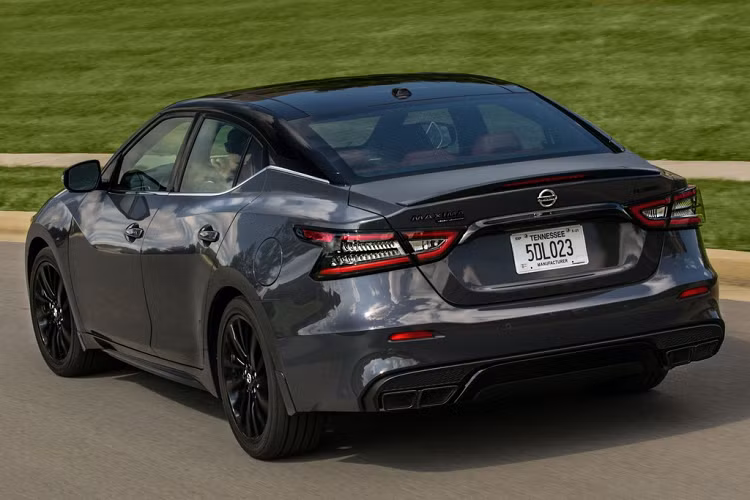 Thực chất, Maxima 40th Anniversary Edition được xây dựng từ bản Platinum với một số nâng cấp ở ngoại thất và nội thất. Ở bên ngoài, chiếc sedan bản đặc biệt có kiểu phối 2 tone màu gồm màu xám Ruby và màu đen của mui xe. Xe đi kèm bộ mâm hợp kim sơn đen bóng kích thước 19 inch, ống xả sơn đen, một số chi tiết trang trí màu đen và huy hiệu 40th Anniversary.