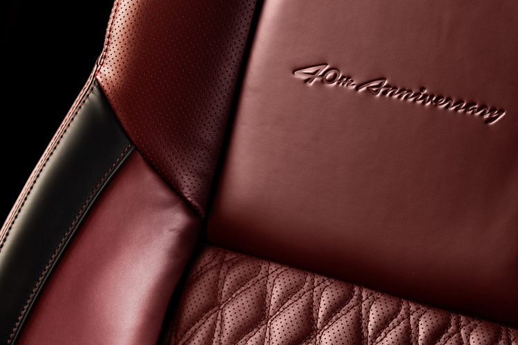 Nội thất xe cũng mang tone đen chủ đạo, đi kèm bộ ghế bọc da màu đỏ với huy hiệu 40th Anniversary dập nổi và khâu chỉ đỏ. Các chi tiết trang trí bên trong bằng chrome tối màu, hàng ghế sau có sưởi và mặt đồng hồ màu trắng - gợi nhớ đến những thế hệ Maxima trong quá khứ