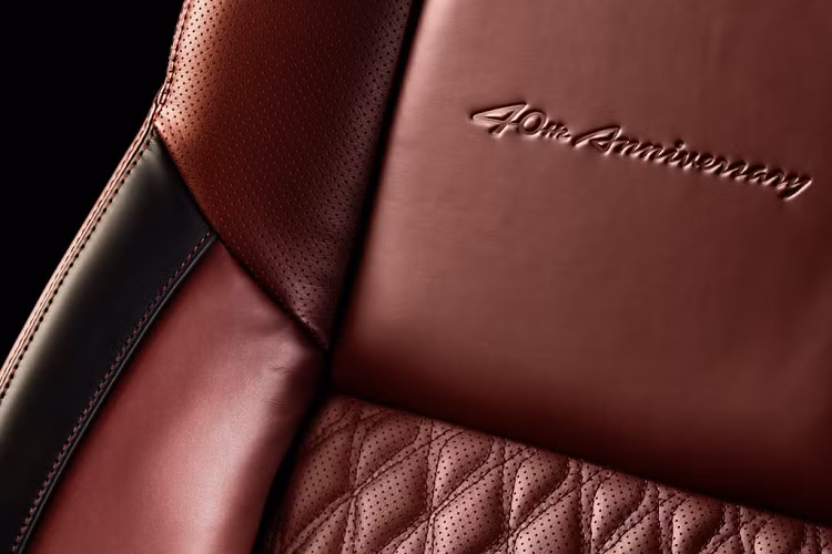 Nội thất xe cũng mang tone đen chủ đạo, đi kèm bộ ghế bọc da màu đỏ với huy hiệu 40th Anniversary dập nổi và khâu chỉ đỏ. Các chi tiết trang trí bên trong bằng chrome tối màu, hàng ghế sau có sưởi và mặt đồng hồ màu trắng - gợi nhớ đến những thế hệ Maxima trong quá khứ