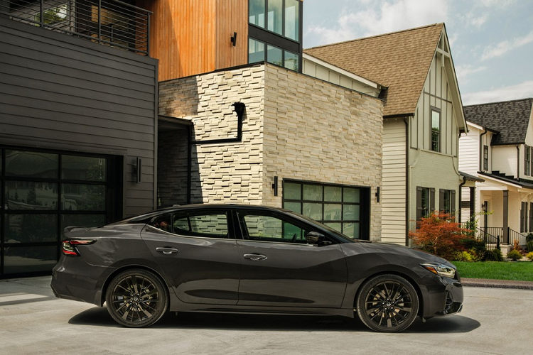 Hiện tại, Nissan Maxima đang ở thế hệ thứ 8. Đây là mẫu sedan lớn nhất của hãng xe Nhật. Maxima có kiểu dáng sedan thể thao với thân xe cơ bắp, nhiều đường gân dập nổi.