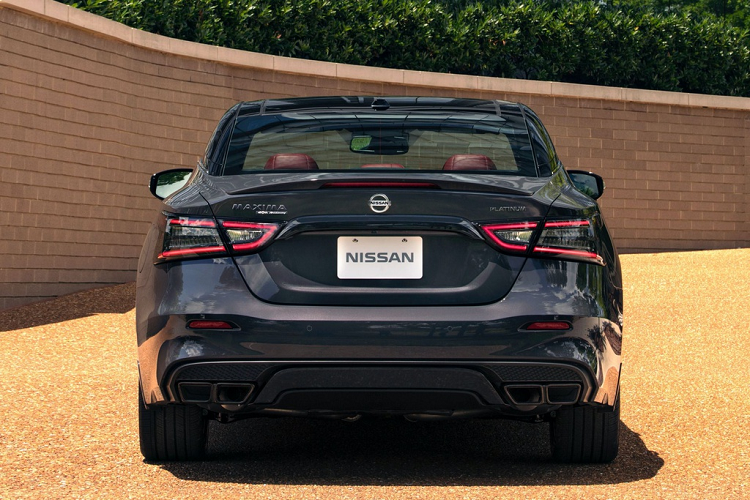 Vẻ thể thao của Maxima được thể hiện đậm nét ở phía sau với cụm 4 ống xả đặt đối xứng 2 bên và cánh gió đuôi trên bản SR.