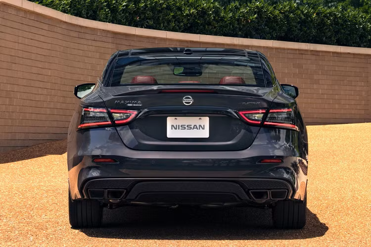 Vẻ thể thao của Maxima được thể hiện đậm nét ở phía sau với cụm 4 ống xả đặt đối xứng 2 bên và cánh gió đuôi trên bản SR.