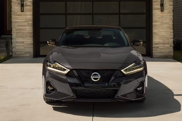 Phần đầu xe có cụm đèn chiếu sáng LED với đèn daylight hình boomerang thiết kế gọn hơn. Lưới tản nhiệt kiểu V-Motion quen thuộc được làm thể thao hơn. Đèn sương mù được đặt ở vị trí hốc gió giả.