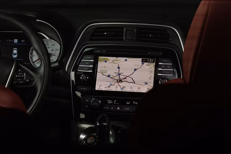 Tính năng an toàn trên Nissan Maxima 2021 có gói trang bị Safety Shield 360 gồm những công nghệ trợ lái như phanh tự động khẩn cấp với khả năng phát hiện người đi bộ, cảnh báo điểm mù, cảnh báo phương tiện cắt ngang khi lùi xe, cảnh báo lệch làn đường, hệ thống đèn pha thông minh.