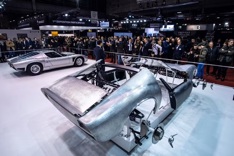 Ban đầu, chiếc xe được sơn màu đen phối cùng với nội thất bọc da màu trắng đen. Vào năm 1977, chiếc xe đã được Hahne gửi tới Lamborghini nhằm sơn lại màu bạc nhưng vẫn giữ nội thất màu đen. Kể từ đó, màu sắc của chiếc xe được giữ nguyên và được sử dụng tại Đức cho đến năm 2000, chiếc xe được chuyển tới Nhật Bản và đưa vào một bộ sưu tập xe ở nơi đây.