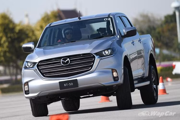 Mazda BT-50 là một mẫu xe bán tải đô thị, không giống như Isuzu D-Max có tính thực dụng cao hơn. Do đó, việc phát triển chung nền tảng với D-Max và sử dụng ngôn ngữ thiết kế Kodo khiến Mazda BT-50 2021 mới trở nên vừa sang trọng và thanh lịch, vừa sở hữu tính tiện dụng cần có của một chiếc xe bán tải.