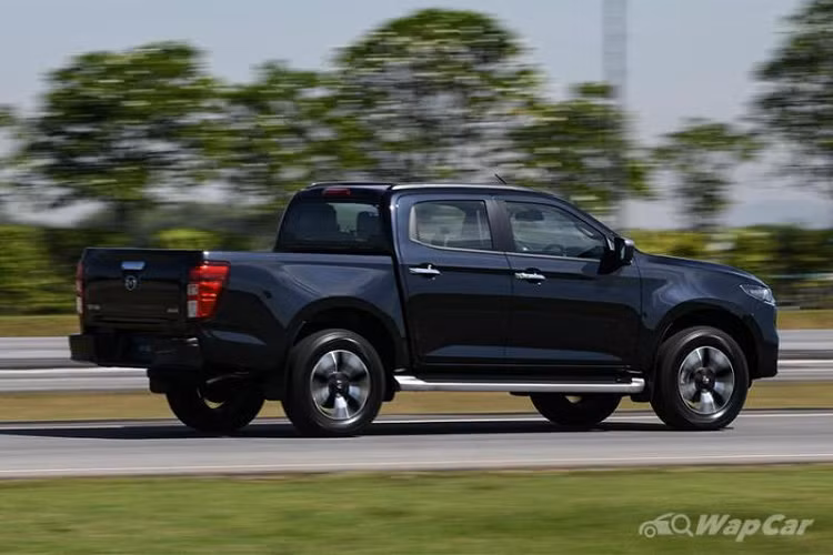 Mazda BT-50 2021 sở hữu hệ thống treo trước dạng xương đòn kép và lò xo lá ở phía sau. Thiết lập hệ thống treo này cũng có mặt trên D-Max thế hệ mới. Là một chiếc xe bán tải đô thị cao cấp hơn, BT-50 mang đến cảm giác rất sang trọng trong khoang nội thất với thiết kế bảng điều khiển có sự khác biệt lớn so với D-Max, mang đậm bản sắc của ngôn ngữ Kodo. Được đặt ở chính giữa bảng điều khiển trung tâm là hệ thống thông tin giải trí WXGA có độ phân giải cao, với màn hình hiển thị 7.0 inch hoặc 9.0 inch.