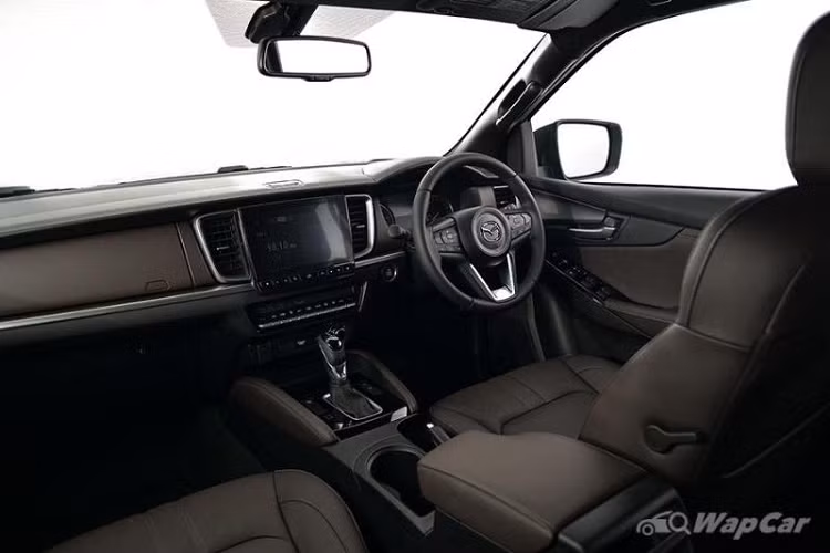 Về sức mạnh, Mazda BT-50 2021 tại Thái Lan có sẵn với 2 cấu hình động cơ, bao gồm: động cơ diesel BluePower Ddi 3.0L (187 mã lực và 450 Nm) và động cơ turbodiesel BluePower Ddi 1.9L (148 mã lực và 350 Nm). Có thể nhận thấy 2 cấu hình động cơ này tương tự như trên Isuzu D-Max thế hệ mới. Đi kèm với đó là hộp số sàn 6 cấp hoặc tự động 6 cấp.