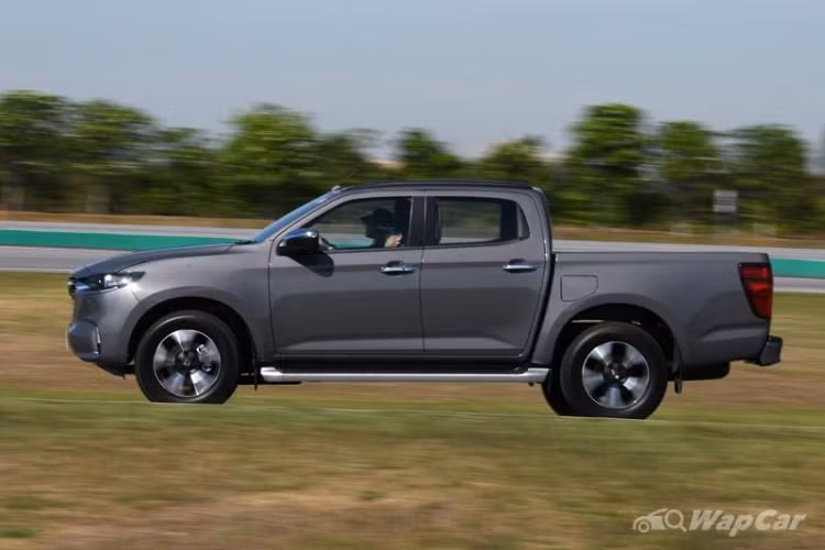 Hệ thống này còn hỗ trợ đầy đủ các kết nối Apple CarPlay và Android Auto cũng như chức năng điều khiển bằng giọng nói. Mazda BT-50 2021 gây ấn tượng với nhiều tính năng trang bị an toàn, bao gồm: giám sát điểm mù nâng cao (ABSM) với cảnh báo phương tiện cắt ngang khi lùi (RCTA), kiểm soát xuống dốc (HDC), hỗ trợ khởi động ngang dốc (HLA), cảm biến đỗ xe trước/sau, 6 túi khí, cảnh báo thắt dây an toàn,... Mazda Thái Lan chưa công bố giá bán chi tiết cho từng phiên bản của BT-50 2021, nhưng được dự đoán sẽ đắt hơn so với Isuzu D-Max thế hệ mới - khởi điểm từ 510.000 baht (khoảng 390 triệu đồng).