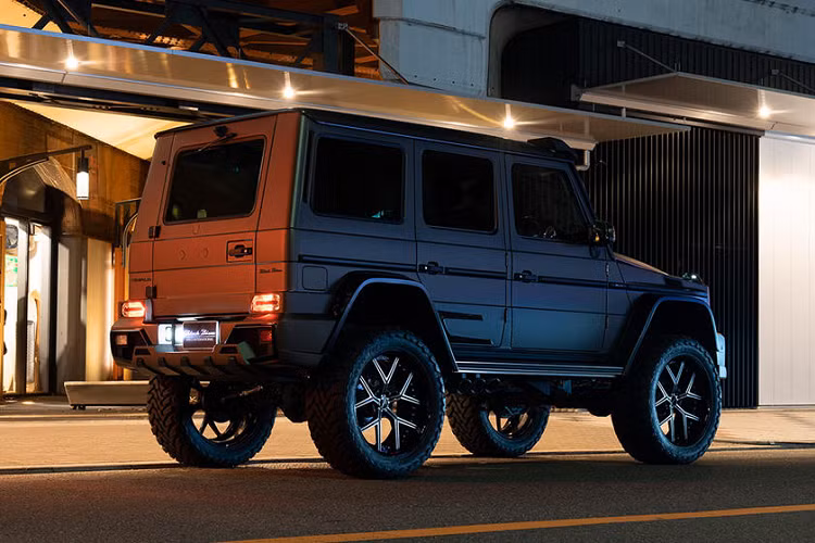 Nắp capo được thay mới với những đường gân dập nổi cùng các chi tiết hốc gió bổ sung để giảm nhiệt độ cho khoang động cơ, phía sau có thêm sự xuất hiện của cánh lướt gió nhỏ.