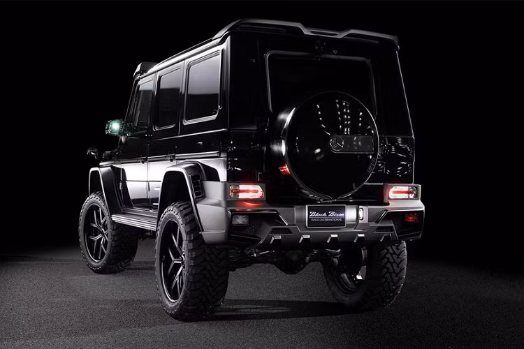 Mercedes-Benz bán ra G-Class thế hệ thứ hai với hai cấu hình động cơ xăng là G500 và AMG G63. Cả hai đều được trang bị động cơ V8 tăng áp kép, dung tích 4.0 lít, sản sinh công suất cực đại 416 mã lực (G500) và 577 mã lực (G63), truyền sức mạnh đến cả bốn bánh xe thông qua hộp số 9G-TRONIC trên G500 và AMG SPEEDSHIFT TCT 9G trên G63. Về giá bán, gói độ Wald cho Mercedes-Benz G-Class mới sẽ ở vào mức khoảng 5.000 USD, chưa bao gồm mâm xe.