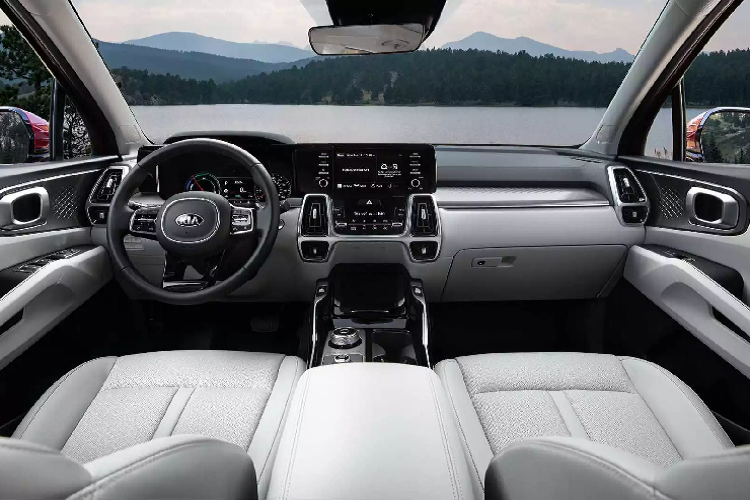 Kia Sorento thế hệ thứ 4 tại Việt Nam không chỉ có giá bán đắt hơn thế hệ thứ 2 nhiều, mà nó còn thuộc hàng đắt phân phân khúc. Trước đó, mẫu xe có phiên bản đắt nhất dòng CUV 7 chỗ là Mazda CX-8 bản Premium AWD với giá 1,249 tỷ đồng. Sorento 2021 có chiều dài tổng thể lên đến 4.810 mm, rộng 1.900 mm, cao 1.695 mm và chiều dài cơ sở lên đến 2.815 mm. Kích thước lớn so với các sản phẩm cùng phân khúc.