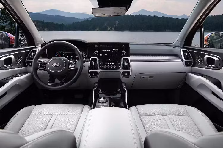 Kia Sorento thế hệ thứ 4 tại Việt Nam không chỉ có giá bán đắt hơn thế hệ thứ 2 nhiều, mà nó còn thuộc hàng đắt phân phân khúc. Trước đó, mẫu xe có phiên bản đắt nhất dòng CUV 7 chỗ là Mazda CX-8 bản Premium AWD với giá 1,249 tỷ đồng. Sorento 2021 có chiều dài tổng thể lên đến 4.810 mm, rộng 1.900 mm, cao 1.695 mm và chiều dài cơ sở lên đến 2.815 mm. Kích thước lớn so với các sản phẩm cùng phân khúc.