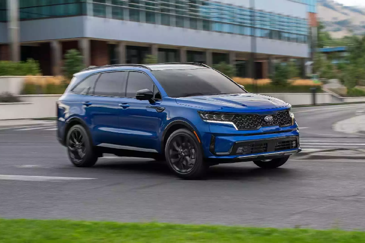 Ở đời mới, phần đầu xe Sorento 2021 mới gây ấn tượng mạnh với lưới tản nhiệt tạo hình “mũi hổ” cỡ lớn nối liền cụm đèn pha full-LED mới. Bên dưới là cản trước với các khe hút gió lớn. Cụm đèn sương mù lạ mắt trong lưới tản nhiệt bên dưới, phần cửa sổ thứ 3 ở hai bên cách điệu.