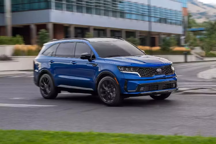 Ở đời mới, phần đầu xe Sorento 2021 mới gây ấn tượng mạnh với lưới tản nhiệt tạo hình “mũi hổ” cỡ lớn nối liền cụm đèn pha full-LED mới. Bên dưới là cản trước với các khe hút gió lớn. Cụm đèn sương mù lạ mắt trong lưới tản nhiệt bên dưới, phần cửa sổ thứ 3 ở hai bên cách điệu.