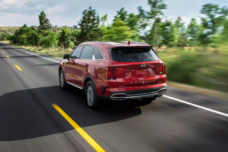 Tại Mỹ, phiên bản tiêu chuẩn của Kia Sorento 2021 sử dụng khối động cơ 4 xi-lanh GDI 2.5 L, tạo ra công suất 191 mã lực và mô-men xoắn cực đại 247 Nm, đi kèm với hộp số tự động 8 cấp, với lựa chọn dẫn động cầu trước hoặc tất cả các bánh. Ở phiên bản tầm trung, xe được trang bị động cơ xăng tăng áp 2.5 L GDI sản sinh ra công suất 281 mã lực và mô-men cực đại 422 Nm, đi kèm là hộp số ly hợp kép ướt 8 cấp với hai tùy chọn là FWD và AWD.