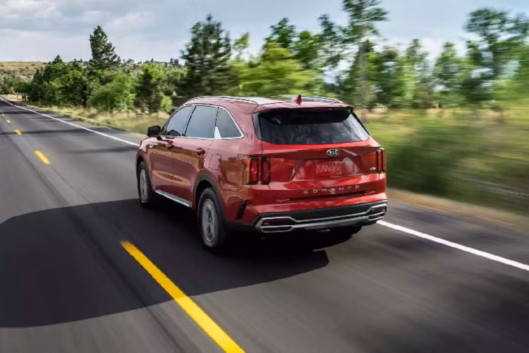 Tại Mỹ, phiên bản tiêu chuẩn của Kia Sorento 2021 sử dụng khối động cơ 4 xi-lanh GDI 2.5 L, tạo ra công suất 191 mã lực và mô-men xoắn cực đại 247 Nm, đi kèm với hộp số tự động 8 cấp, với lựa chọn dẫn động cầu trước hoặc tất cả các bánh. Ở phiên bản tầm trung, xe được trang bị động cơ xăng tăng áp 2.5 L GDI sản sinh ra công suất 281 mã lực và mô-men cực đại 422 Nm, đi kèm là hộp số ly hợp kép ướt 8 cấp với hai tùy chọn là FWD và AWD.