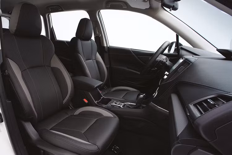 Điểm thu hút sự chú ý dành cho Subaru Forester 2020 khi kết hợp gói phụ kiện GT Edition đến từ bộ la-zăng 18 inch có thiết kế độc đáo và bodykit được thiết kế khí động học với 5 phụ kiện cấu thành gồm: Ốp cản trước, ốp sườn xe, ốp đuôi xe, cánh gió đuôi và nắp chụp ống xả.