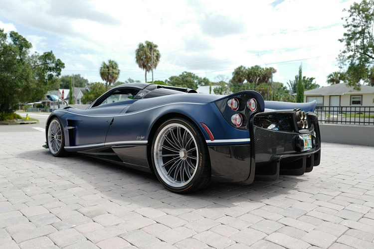 Khác với phiên bản coupé, thần gió Pagani Huayra Roadster sử dụng phần mui bằng kính hoặc tùy chọn mui vải mềm. Do đó, cơ cấu mở cửa cánh chim gullwing đã được thay thế bằng kết cấu mở cửa truyền thống. Thiết kế con mắt đặc trưng của cặp gương chiếu hậu giờ đây được Pagani mang xuống hệ thống đèn hậu. Tấm che khoang động cơ cũng được thiết kế lại cho phù hợp với mui xe, đồng thời hỗ trợ khả năng tản nhiệt.