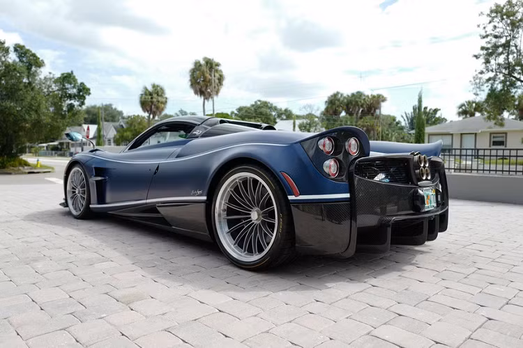 Khác với phiên bản coupé, thần gió Pagani Huayra Roadster sử dụng phần mui bằng kính hoặc tùy chọn mui vải mềm. Do đó, cơ cấu mở cửa cánh chim gullwing đã được thay thế bằng kết cấu mở cửa truyền thống. Thiết kế con mắt đặc trưng của cặp gương chiếu hậu giờ đây được Pagani mang xuống hệ thống đèn hậu. Tấm che khoang động cơ cũng được thiết kế lại cho phù hợp với mui xe, đồng thời hỗ trợ khả năng tản nhiệt.