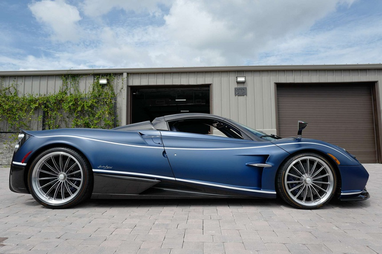Pagani sử dụng một chất liệu mới có tên gọi là Carbon Triax để chế tạo Huayra Roadster. Chất liệu này có cấu tạo đan chéo 3 chiều giữa sợi carbon và sợi thủy tinh. Khối lượng xe nhẹ hơn khoảng 70 kg so với bản coupé, đạt mức 1.280 kg - một điểm khác biệt so với nhiều mẫu xe khác khi phiên bản mui trần luôn có khối lượng nặng hơn phiên bản coupé.