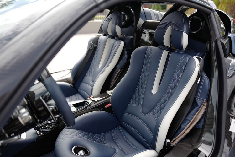 Nội thất của xe có tông màu chủ đạo xanh và trắng với các chất liệu da cao cấp và sợi carbon. Khác với các mẫu xe với khoang hành lý nằm ở phía sau hoặc nằm dưới nắp capo, khoang hành lý của Pagani Huayra Roadster nằm ẩn ở 2 bên thân xe. Người lái phải mở toàn bộ phần thân sau của xe để tới được vị trí này.