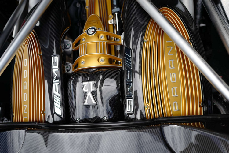 Toàn bộ công suất này được truyền xuống cầu sau thông qua hộp số sàn tự động 7 cấp ly hợp đơn được sản xuất bởi Xtrac cùng bộ điều khiển trung tâm ECU do Bosch sản xuất. Hệ thống ống xả 4 ống đặc trưng của xe được làm bằng hợp kim titanium. Huayra Roadster có khả năng tăng tốc từ 0-100 km/h dưới 3 giây, nhanh hơn phiên bản coupé. Khi di chuyển ở tốc độ cao, Pagani Huayra Roadster có thể sản sinh 816 kg lực ép xuống mặt đất.