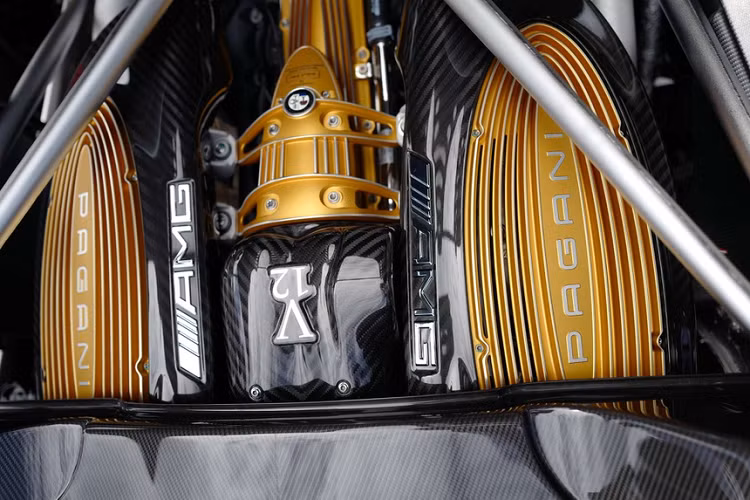 Toàn bộ công suất này được truyền xuống cầu sau thông qua hộp số sàn tự động 7 cấp ly hợp đơn được sản xuất bởi Xtrac cùng bộ điều khiển trung tâm ECU do Bosch sản xuất. Hệ thống ống xả 4 ống đặc trưng của xe được làm bằng hợp kim titanium. Huayra Roadster có khả năng tăng tốc từ 0-100 km/h dưới 3 giây, nhanh hơn phiên bản coupé. Khi di chuyển ở tốc độ cao, Pagani Huayra Roadster có thể sản sinh 816 kg lực ép xuống mặt đất.