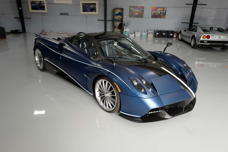 Mức giá xe Pagani Huayra Roadster 2019 này khởi điểm là 1,85 triệu USD với ODO dưới 1.500 km. Chiếc xe nhanh chóng có chủ nhân mới với mức giá 2,1 triệu USD (khoảng 48,6 tỷ đồng). Tuy nhiên, mức giá này thấp hơn mức giá công bố của chiếc xe. Vào thời điểm ra mắt trong năm 2017, mức giá công bố của mẫu xe này ở mức 2,4 triệu USD (hơn 5,5 tỷ đồng). Thậm chí chỉ có một người tham gia quá trình đấu giá này.