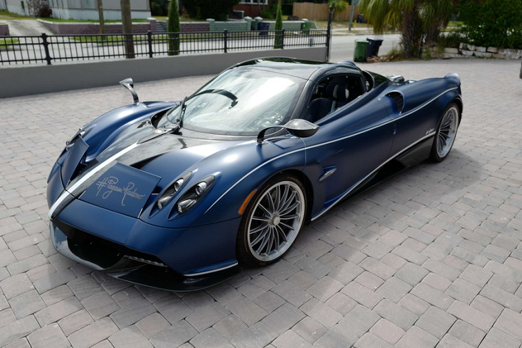 Ra mắt lần đầu tiên vào năm 2017, siêu xe Pagani Huayra Roadster là phiên bản mui trần của siêu phẩm Huayra, vốn đã ra mắt từ năm 2011. Chỉ sản xuất đúng 100 chiếc, Pagani Huayra Roadster là mẫu xe được nhiều nhà sưu tập săn lùng. Chiếc xe trong bài từng xuất hiện tại gian trưng bày của Pagani trong triển lãm Geneva Motor Show 2019.