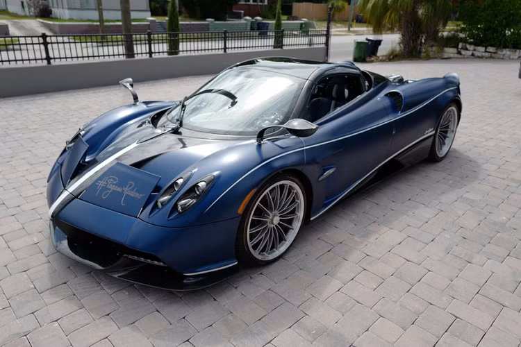 Ra mắt lần đầu tiên vào năm 2017, siêu xe Pagani Huayra Roadster là phiên bản mui trần của siêu phẩm Huayra, vốn đã ra mắt từ năm 2011. Chỉ sản xuất đúng 100 chiếc, Pagani Huayra Roadster là mẫu xe được nhiều nhà sưu tập săn lùng. Chiếc xe trong bài từng xuất hiện tại gian trưng bày của Pagani trong triển lãm Geneva Motor Show 2019.