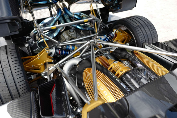 Xe được trang bị động cơ V12 twin-turbo mã M158 dung tích 6.0L trên phiên bản coupé do Mercedes-AMG chế tạo, tuy nhiên được tinh chỉnh để sản sinh công suất tối đa 764 mã lực tại vòng tua 6.200 vòng/phút và mô men xoắn 1.000 Nm tại vòng tua 2.400 vòng/phút.