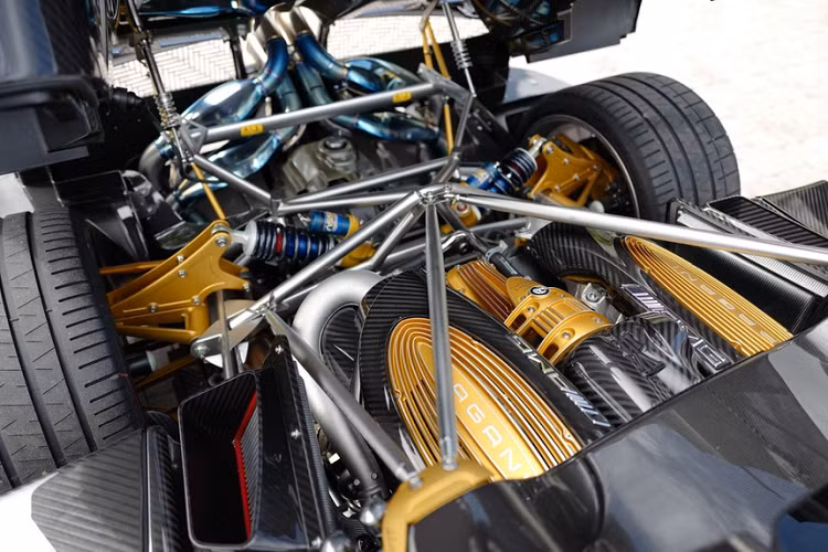 Xe được trang bị động cơ V12 twin-turbo mã M158 dung tích 6.0L trên phiên bản coupé do Mercedes-AMG chế tạo, tuy nhiên được tinh chỉnh để sản sinh công suất tối đa 764 mã lực tại vòng tua 6.200 vòng/phút và mô men xoắn 1.000 Nm tại vòng tua 2.400 vòng/phút.