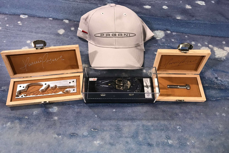 Đặc biệt, phần quà này còn kèm theo một con ốc bằng chất liệu Titanium Grade 7 và Palladium, được làm thủ công với logo Pagani. Trên thị trường, giá mỗi con ốc titanium này khoảng 80 USD, và mỗi chiếc Huayra Roadster có khoảng 1.400 con ốc như vậy. Giá tiền của toàn bộ ốc titanium trên xe có thể mua được một chiếc Mercedes-Benz S-Class 2021.