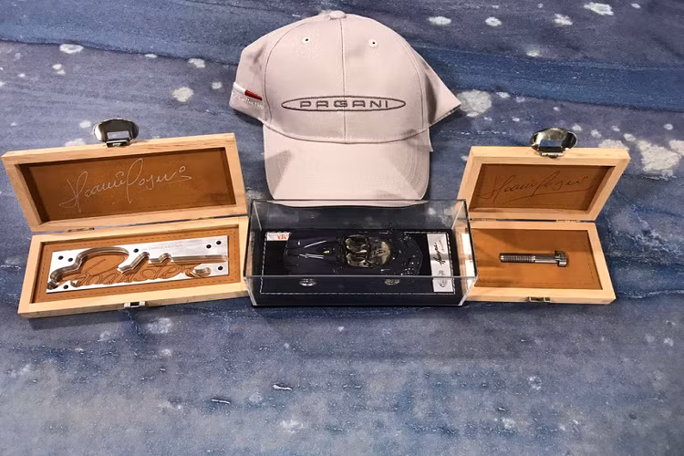 Đặc biệt, phần quà này còn kèm theo một con ốc bằng chất liệu Titanium Grade 7 và Palladium, được làm thủ công với logo Pagani. Trên thị trường, giá mỗi con ốc titanium này khoảng 80 USD, và mỗi chiếc Huayra Roadster có khoảng 1.400 con ốc như vậy. Giá tiền của toàn bộ ốc titanium trên xe có thể mua được một chiếc Mercedes-Benz S-Class 2021.