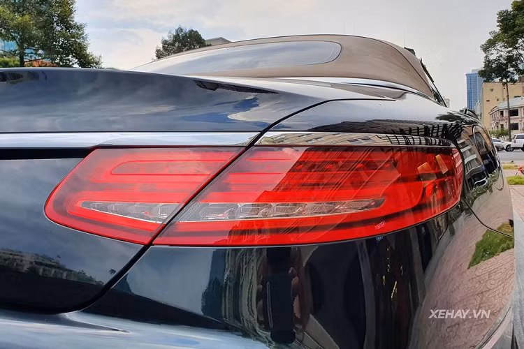 Xe được trang bị dàn âm thanh thượng đỉnh Burmester high-end với 23 loa chất lượng cao cho ra tổng công suất 1520 W, chức năng massage chườm đá nóng, ghế ngồi và không gian cabin được bọc da thượng hạng, ốp gỗ cao cấp, màn hình truyền thông đa phương tiện kích thước 12,3 inch chất lượng cao, hệ thống treo khí nén AirMatic giúp xe có khả năng vận hành êm ái không thua kém gì các mẫy xe Maybach, hệ thống dẫn đường GPS tích hợp bản đồ 3D Việt Nam, hệ thống hỗ trợ tầm nhìn đêm Night View Assist Plus...