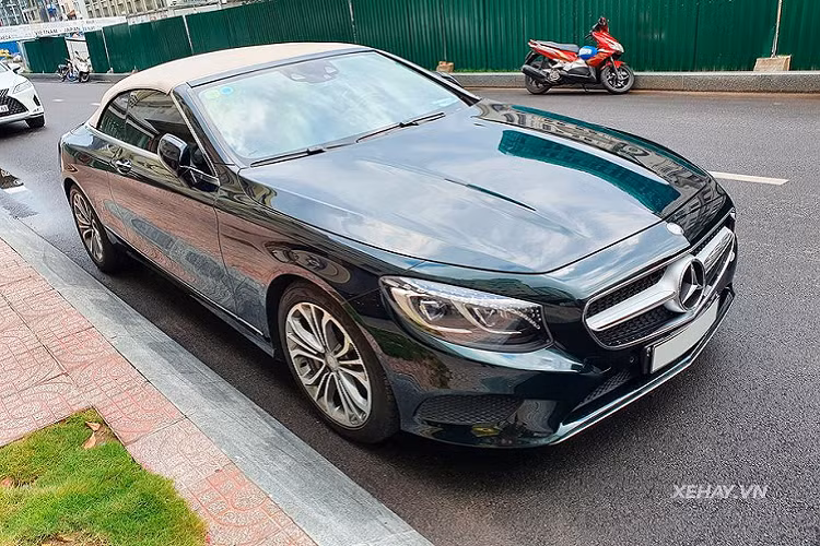  Mercedes-Benz S500 Cabriolet mới là một phiên bản Coupe mui trần của mẫu sedan hạng F S-Class. Ngay từ thời điểm ra mắt tại sự kiện Mercedes Fascination hồi năm 2017, mẫu xe này đã gây ấn tượng mạnh với công chúng trong nước nhờ vẻ ngoài khiêm nhường, lịch lãm nhưng không kém phần thời trang và đẳng cấp. Hơn thế nữa, chiếc xe còn mang trong mình nước sơn ngoại thất màu Xanh lục bảo vô cùng độc đáo mà hiếm chiếc xe nào có được.