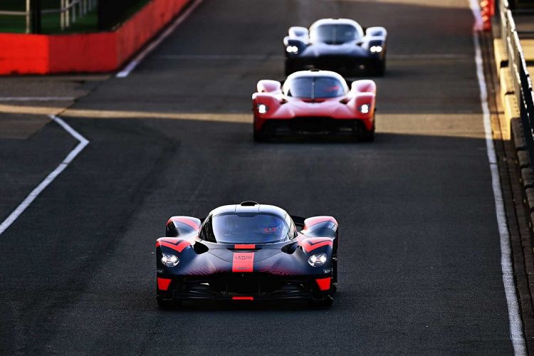 Aston Martin Valkyrie 2021 mới sẽ đến tay khách hàng vào năm sau. Hãng siêu xe đến từ Anh Quốc sẽ chỉ sản xuất 130 chiếc Valkyrie với giá lên đến 3,2 triệu đô-la cho mỗi chiếc. Theo thông tin từ hãng, tất cả 130 chiếc xe này đã được bán hết ngay từ trước khi bản concept đầu tiên xuất hiện trước công chúng.