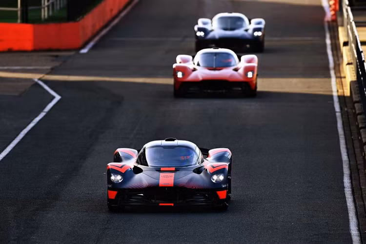 Aston Martin Valkyrie 2021 mới sẽ đến tay khách hàng vào năm sau. Hãng siêu xe đến từ Anh Quốc sẽ chỉ sản xuất 130 chiếc Valkyrie với giá lên đến 3,2 triệu đô-la cho mỗi chiếc. Theo thông tin từ hãng, tất cả 130 chiếc xe này đã được bán hết ngay từ trước khi bản concept đầu tiên xuất hiện trước công chúng.