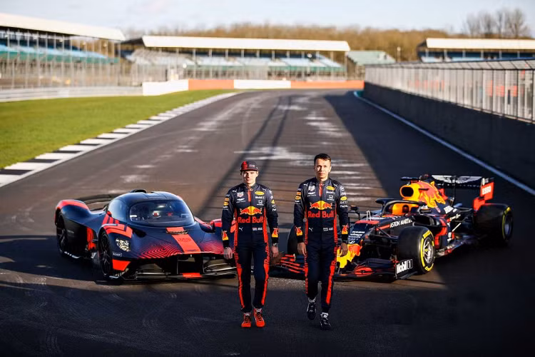 “Tất nhiên, nó vẫn đang trong giai đoạn phát triển nhưng bạn đã có thể cảm nhận được tốc độ, so với một chiếc xe bình thường là khác biệt khá nhiều”, Max Verstappen cho biết. “Chiếc siêu xe Aston Martin Valkyrie và lực ép mà nó tạo ra là không thể tin được, và nó trông cực kỳ hung dữ. Chiếc xe mang đến rất nhiều niềm vui ngoài đó”.