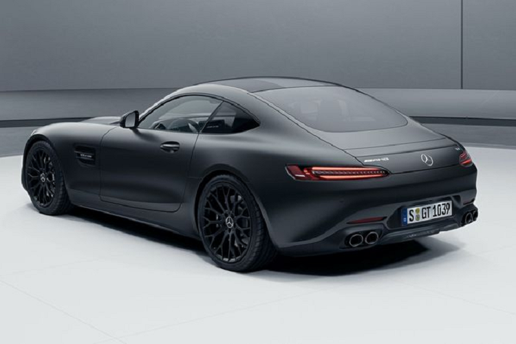 Bên cạnh những cập nhật về hệ thống truyền động, Mercedes-AMG GT thế hệ mới cũng có thêm nhiều trang bị tiêu chuẩn, bao gồm hệ thống treo AMG Ride Control với bộ giảm xóc điều chỉnh thích ứng, vi sai chống trượt điện tử, phanh composite hiệu suất cao AMG cùng kẹp phanh sơn đỏ nổi bật. AMG GT 2021 còn được trang bị bộ pin khởi động lithium-ion và thiết lập chương trình chế độ lái Race.