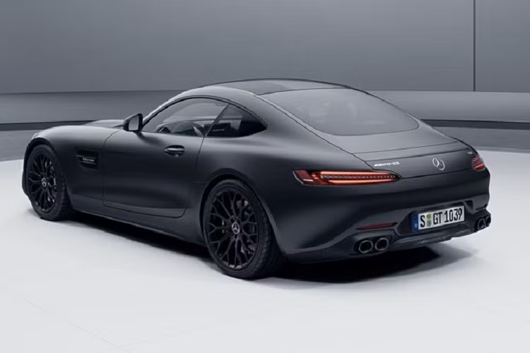 Bên cạnh những cập nhật về hệ thống truyền động, Mercedes-AMG GT thế hệ mới cũng có thêm nhiều trang bị tiêu chuẩn, bao gồm hệ thống treo AMG Ride Control với bộ giảm xóc điều chỉnh thích ứng, vi sai chống trượt điện tử, phanh composite hiệu suất cao AMG cùng kẹp phanh sơn đỏ nổi bật. AMG GT 2021 còn được trang bị bộ pin khởi động lithium-ion và thiết lập chương trình chế độ lái Race.