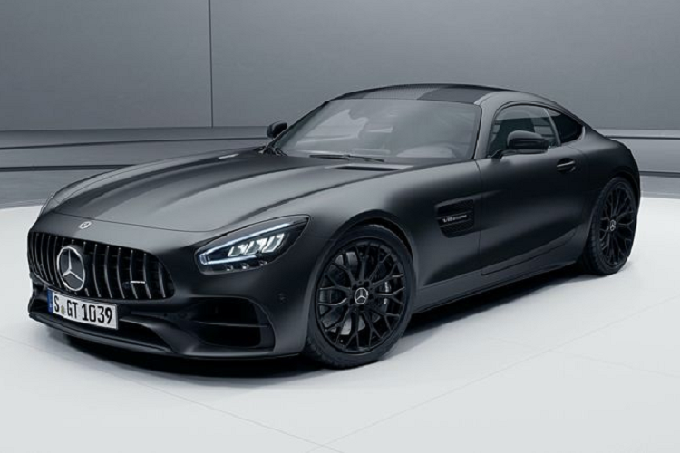 Cụ thể, Mercedes-AMG GT 2021 mới vẫn được trang bị động cơ tăng áp kép V8 4.0L nhưng đã hiệu chỉnh để tạo ra thêm 54 mã lực so với trước đây, cho tổng công suất 523 mã lực tại 5.500 - 6.750 vòng/phút. Mô-men xoắn cực đại cũng tăng 39 Nm, đạt 669 Nm trong khoảng 2.100 - 5.250 vòng/phút.