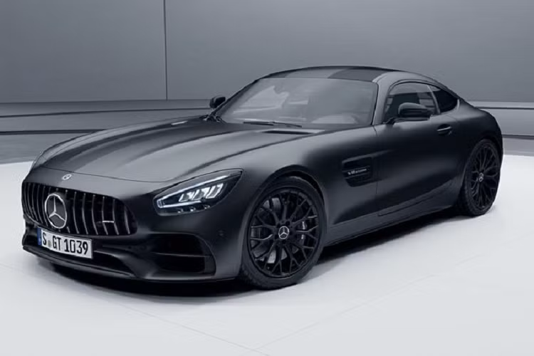 Cụ thể, Mercedes-AMG GT 2021 mới vẫn được trang bị động cơ tăng áp kép V8 4.0L nhưng đã hiệu chỉnh để tạo ra thêm 54 mã lực so với trước đây, cho tổng công suất 523 mã lực tại 5.500 - 6.750 vòng/phút. Mô-men xoắn cực đại cũng tăng 39 Nm, đạt 669 Nm trong khoảng 2.100 - 5.250 vòng/phút.