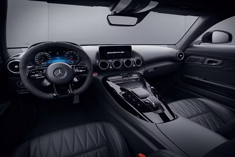 Đặc biệt, Mercedes-AMG đã giới thiệu tới các khách hàng yêu thích sự độc quyền phiên bản Stealth Edition, có sẵn cho cả Coupe và Roadster. Gói nâng cấp này mang đến cho Mercedes-AMG GT một diện mạo độc đáo và thú vị hơn từ trong ra ngoài.