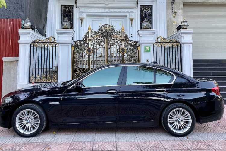 Tại thời điểm đó, dòng 5 Series còn được phân phối 2 phiên bản khác gồm: 528i giá 2,696 tỷ đồng và 528i biến thể GT có giá khoảng 2,8 tỷ đồng. Nếu thoải mái về tài chính, người mua có thể tìm lại những chiếc 528i có giá bán lại khoảng 1,2 tỷ đồng.