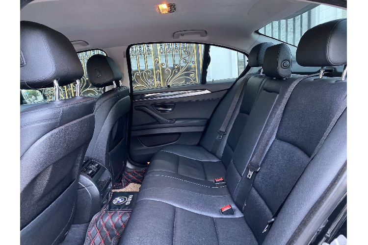 Giá xe BMW 520i đời 2014 hiện còn khoảng 1,050 tỷ đồng, tức giảm một nửa so với thời điểm 6 năm trước, khi mẫu xe này được phân phối chính hãng có giá bán 2,136 tỷ đồng.