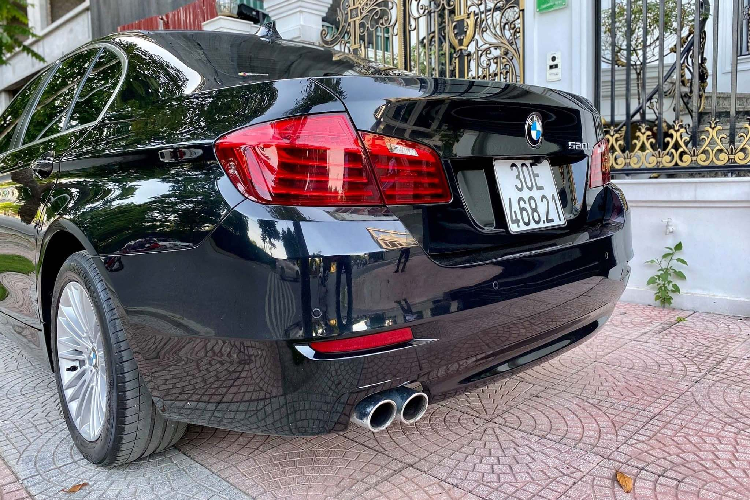 Sức mạnh được truyền xuống cầu sau (RWD) thông qua hộp số tự động 8 cấp Steptronic. Để tăng trải nghiệm cầm lái, chủ xe đã nâng cấp vô lăng M-Sport cho xe, tích hợp lẫy chuyển số sau vô-lăng. BMW 520i đi kèm với 3 chế độ lái khác nhau gồm: Eco Pro, Comfort và Sport.